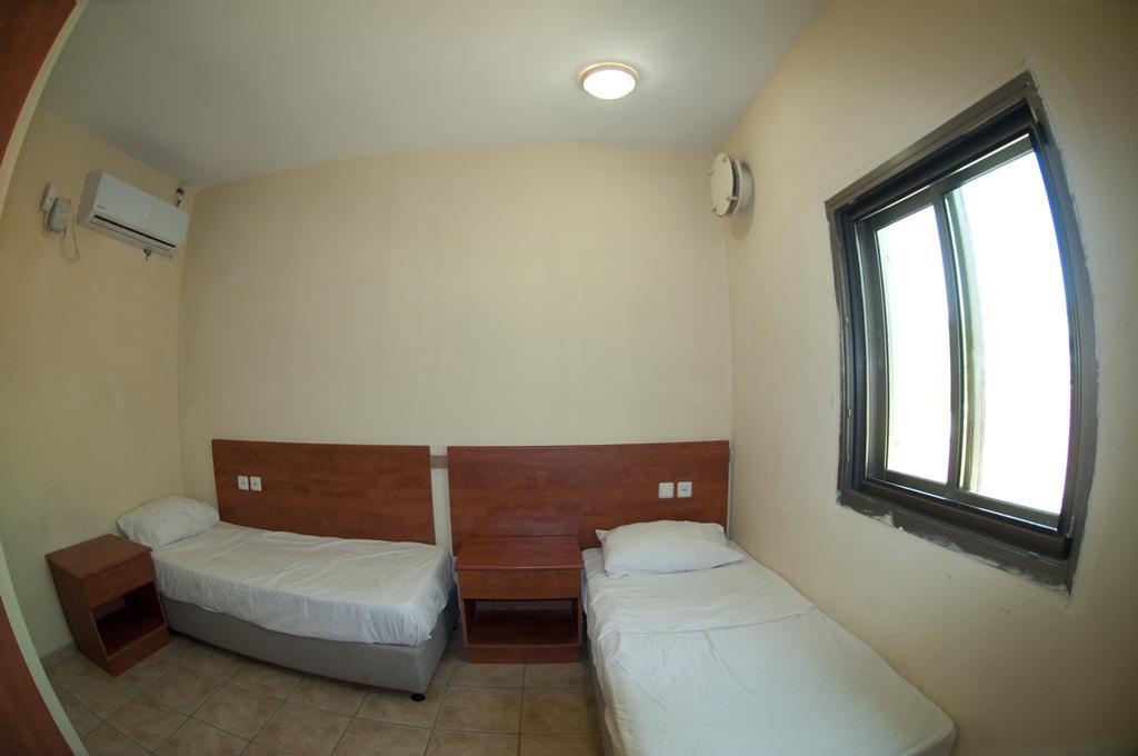 Faulty Towers Hotel Eilat Zimmer foto